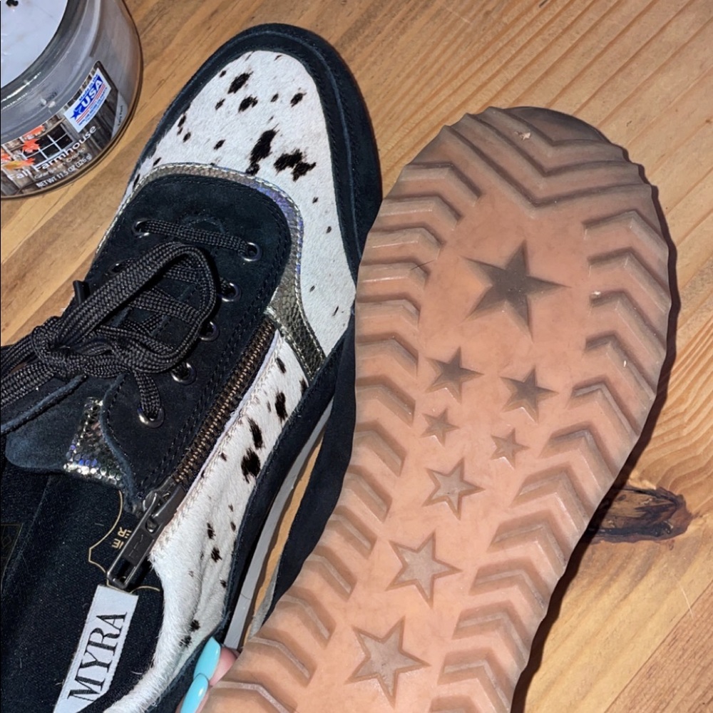 They are a size 9 black white cowhide with zipper on the side